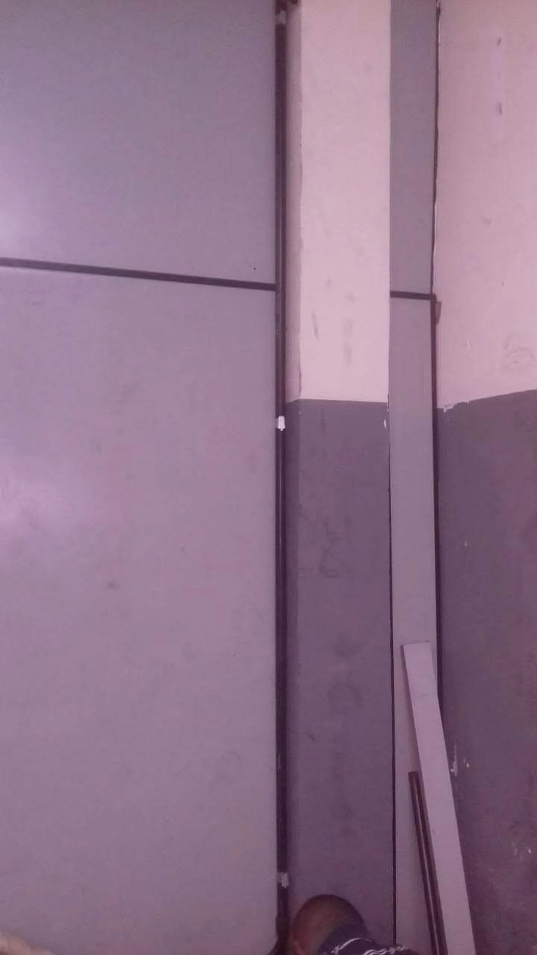 Ambiente com instalação de drywall e pintura em dois tons em andamento com eletroduto aparente