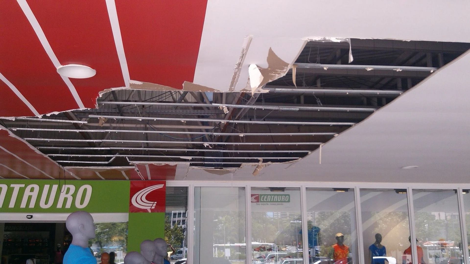 Teto da passarela coberta com forro destruído e estrutura metálica exposta