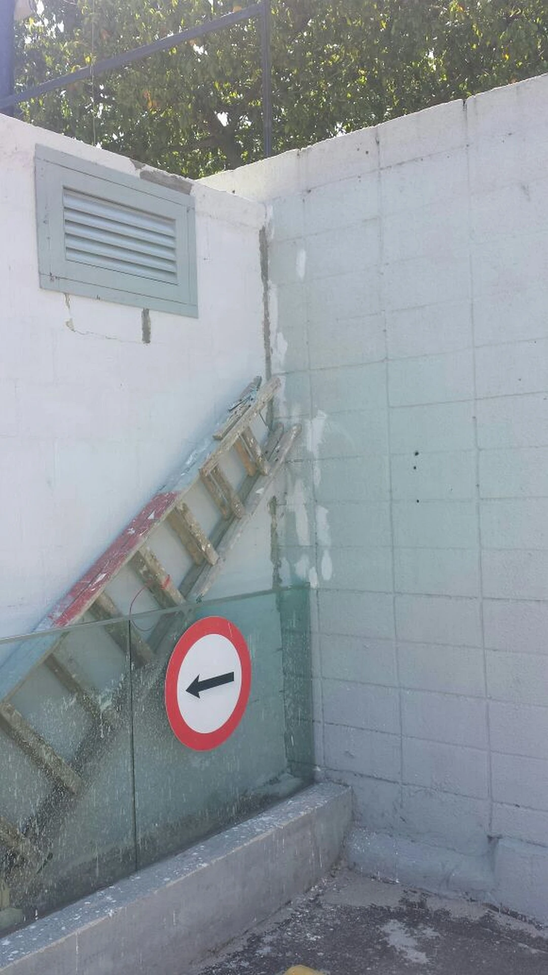 Área em bloco com abertura existente e escada antes da construção da edícula técnica