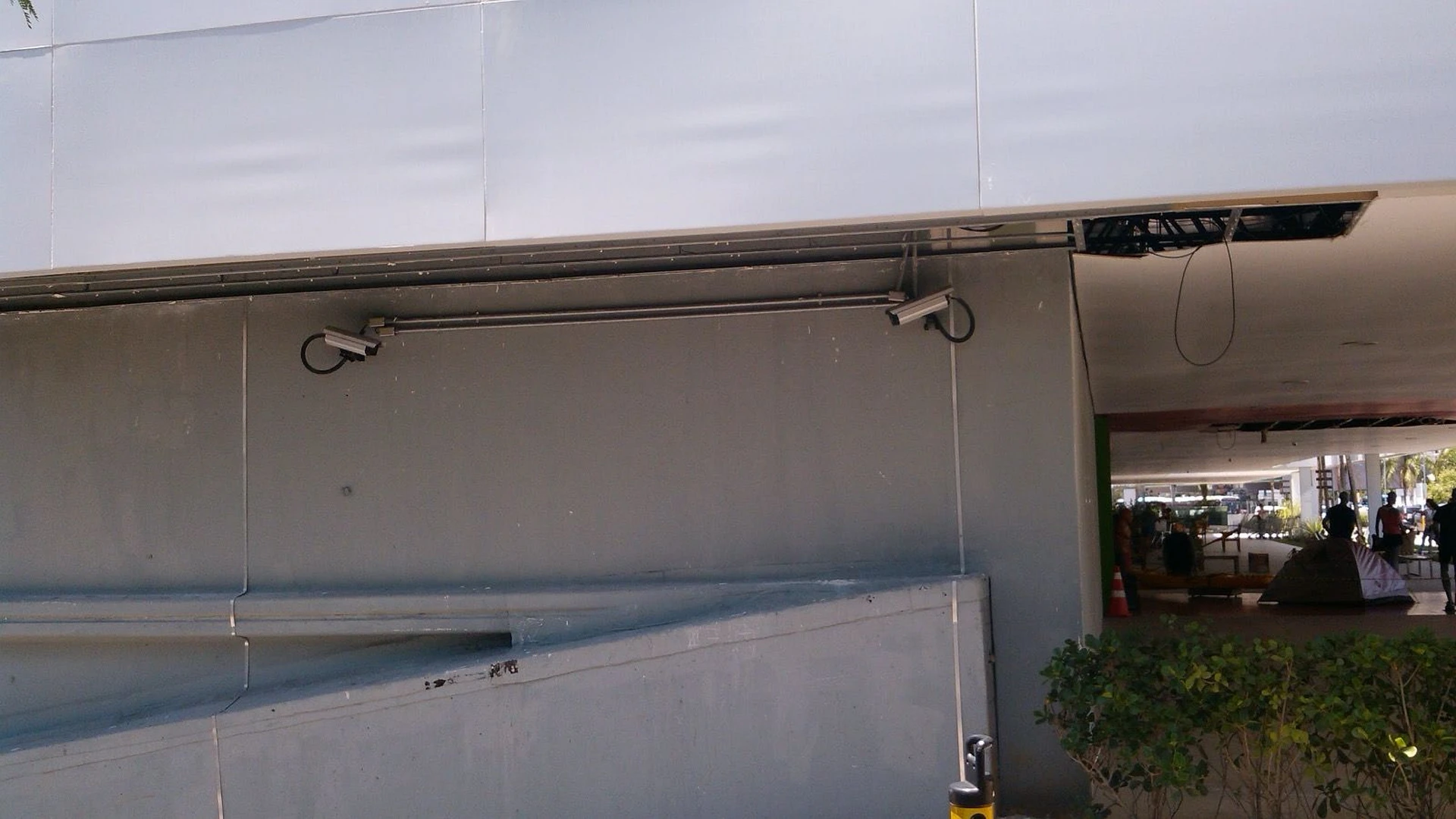  Segunda imagem da Fachada externa com abertura na marquise e cabeamentos expostos antes da intervenção