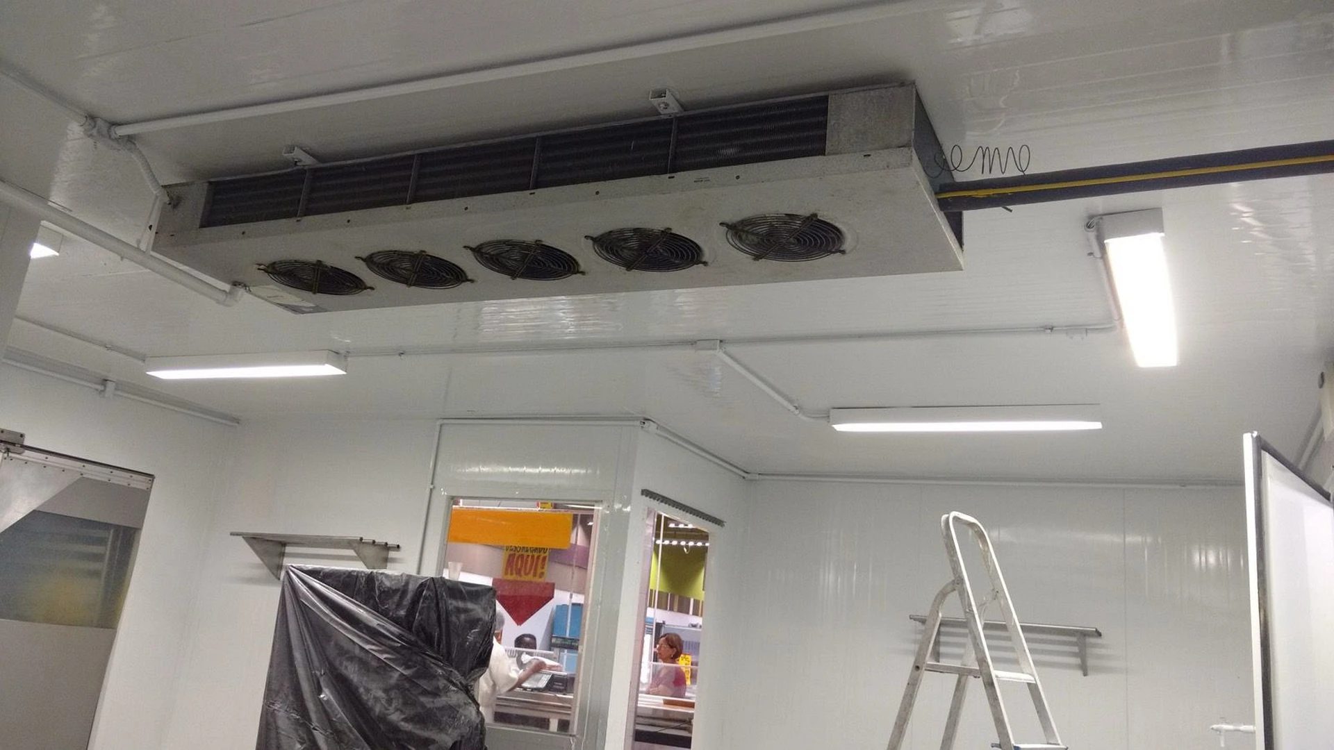 Evaporador de câmara fria instalado no teto com ambiente em fase de acabamento