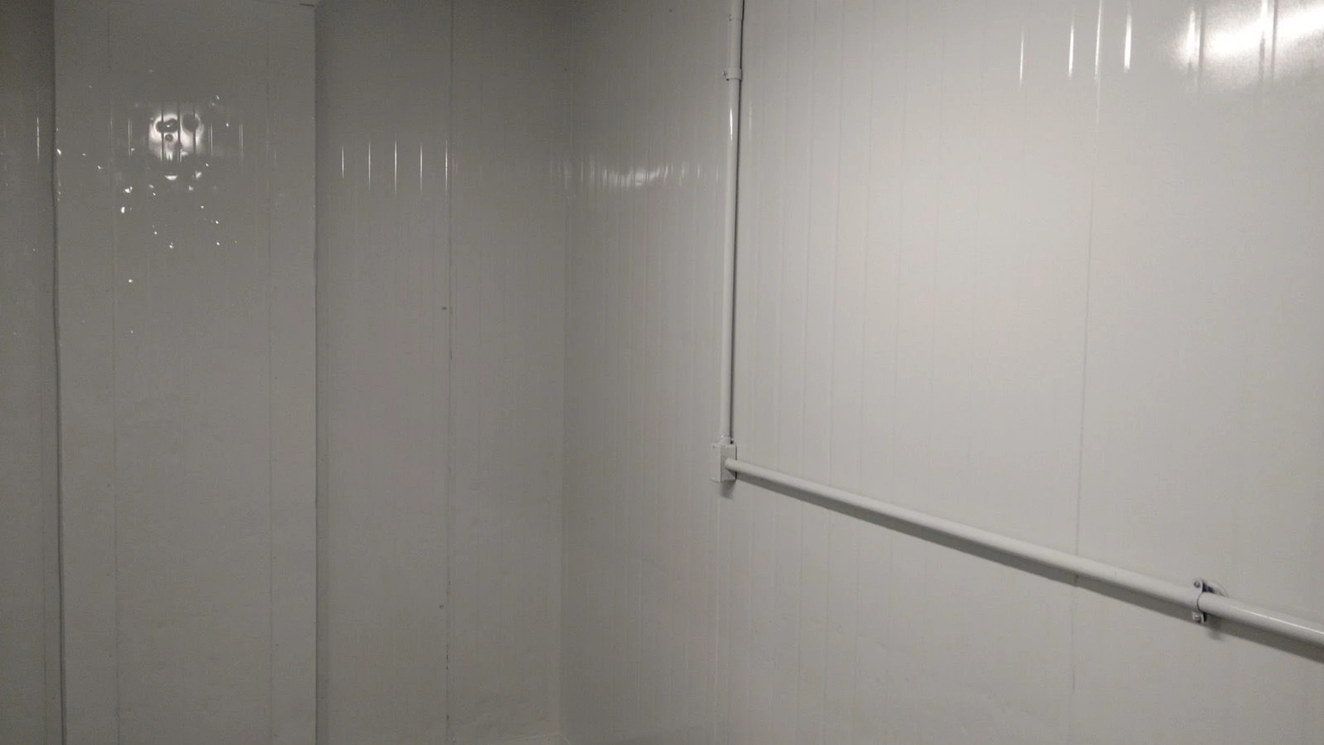 Segunda imagem do Corredor da câmara fria com painéis de isolamento brancos, portas deslizantes e trilhos em inox