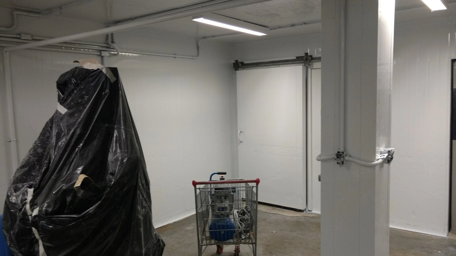 Setor com equipamentos protegidos por plástico e nova porta de câmara instalada em fase de finalização