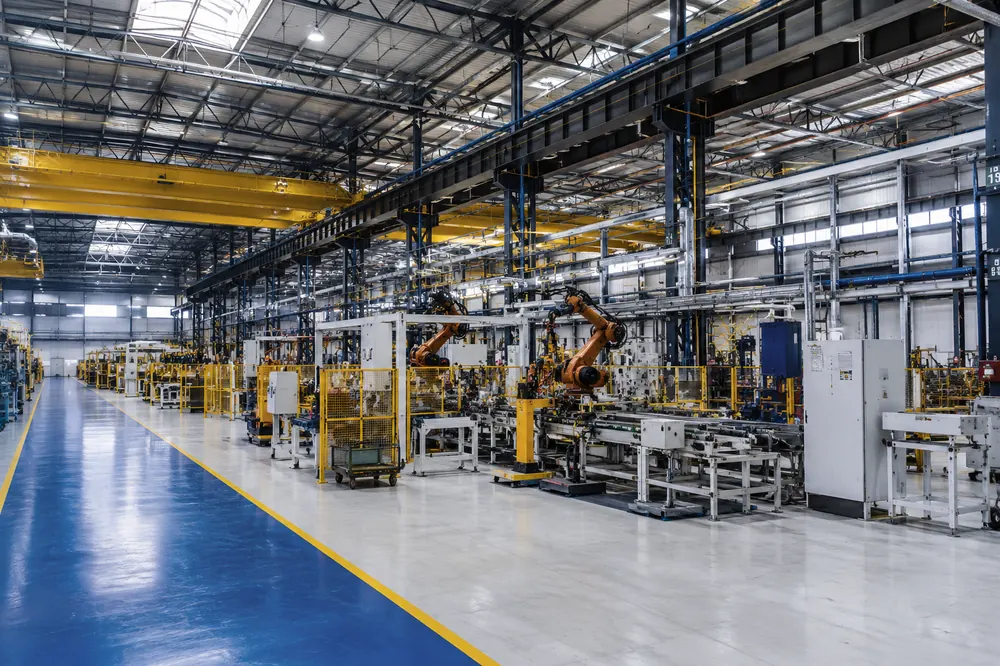 Galpão industrial moderno com estrutura metálica e linha de produção